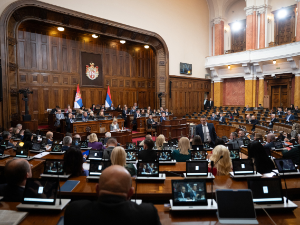Почетак седнице Скупштине Србије касни због инцидента испред парламента	