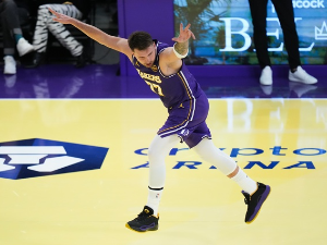 Дончић са 43 поена показао ко је газда Лос Анђелеса, Богдановић због повреде није играо