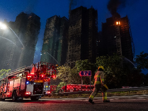 Пожар у Хонгконгу – више од 70 страдалих, стотине несталих; пронађене сумњиве изолационе плоче, истрага о могућој корупцији