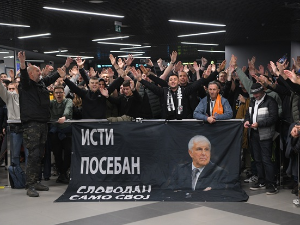 Бројни навијачи Партизана на београдском аеродрому чекају повратак Жељка Обрадовића