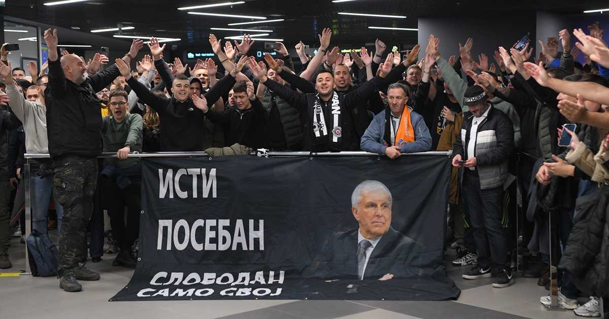 Навијачи дочекали Обрадовића – "Жељко, остани" орило се београдским аеродромом