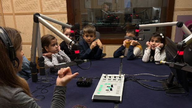 Фамилиологија: Поштована децо