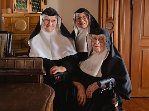 Одбеглим монахињама дозвољено да остану у манастиру ако напусте друштвене мреже