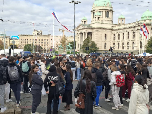 Дијана Хрка наставила штрајк глађу, обустављен саобраћај на раскрсници код Скупштине Србије