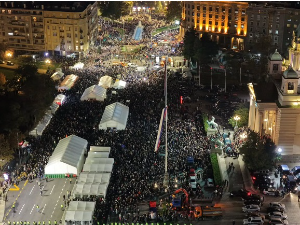 Срби са КиМ који пешаче ка Новом Саду дочекани испред Скупштине, Вучић: Поносан на Србију