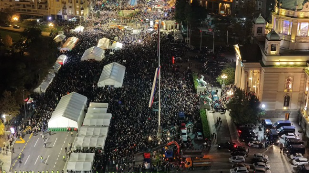 Срби са КиМ који пешаче ка Новом Саду дочекани испред Скупштине, Вучић: Поносан на Србију, поново позивам на дијалог