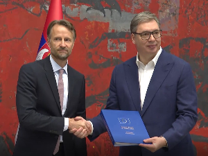 Бекерат уручио Вучићу годишњи Извештај ЕК о напретку Србије