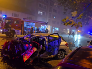 Тешка саобраћајна несрећа у Новом Саду, ватрогасци секу возила