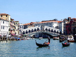 Венеција: Украдени теретни чамац ударио у мост Риалто – тешко оштећена ограда из 16. века