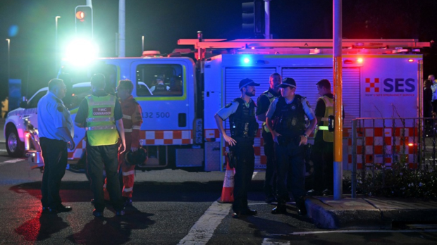 Терористички напад током прославе Хануке на плажи у Сиднеју – 12 мртвих, међу којима и један нападач, 29 рањених