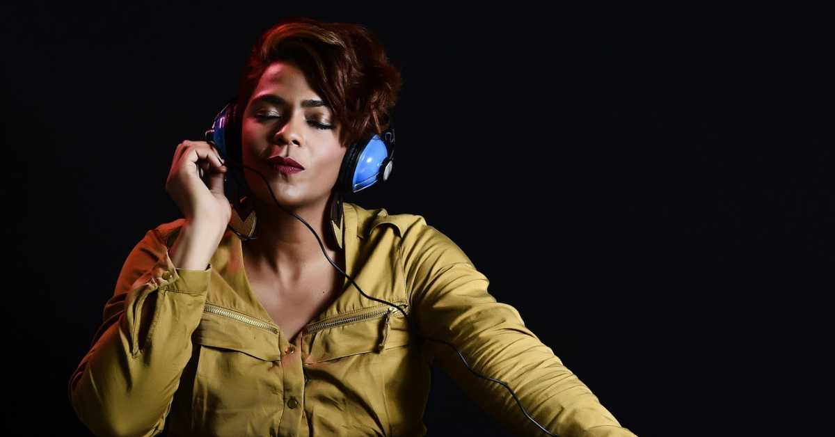 Ново истраживање: Текстови музичких хитова све пунији негативног и стресног садржаја