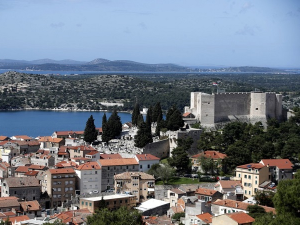 Хрватска, божићне јаслице са црним крстовима, усташким покличем и заставама