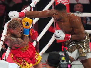 Џошуа нокаутирао Пола у боксерском спектаклу у Мајамију - меч пратило више од 300 милиона гледалаца