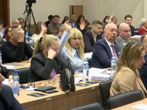 Београдски одборници усвојили буџет за 2026. годину, испред градске скупштине протест радника "Апотека Београд"