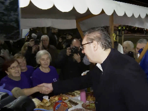 Вучић у Путинцима присуствује отварању спортске хале и разговара са грађанима