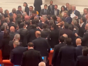 Напета расправа о буџету – туча посланика накратко прекинула седницу турског парламента