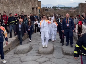 Џеки Чен носио олимпијску бакљу на археолошком налазишту у Помпеји