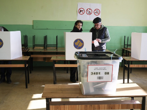 Радаковић: Укидањем санкција усред кампање, ЕУ дала ветар у леђа Kуртију који рачуна и на дијаспору