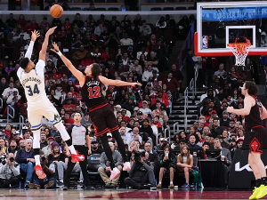 Адетокумбо се опоравио од повреде и водио тим до победе над Чикагом, добра партија Вучевића