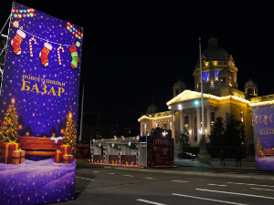 Уклоњени шатори, постављен "Новогодишњи базар" испред Народне скупштине 