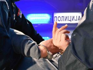 МУП: Ухапшене три особе због насилничког понашања према двојици малолетника