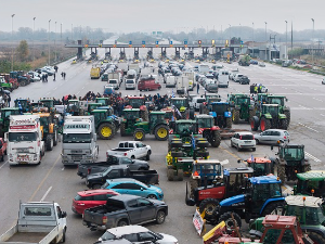 Грчки пољопривредници блокирају путеве и протестују због умањених субвенција из ЕУ