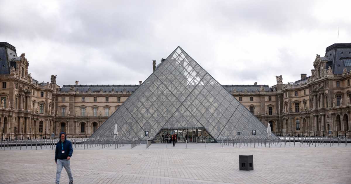 Лувр из малера у малер – после пљачке, поплава и нова непријатна питања