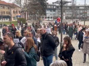 Протест уочи седнице Скупштине општине Пожега, просветари и полиција испред зграде