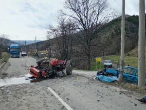 Преполовљен трактор у судару са аутомобилом код Краљева – тракториста превезен у болницу