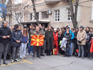 Испред амбасаде Северне Македоније у Београду 75 минута тишине за настрадале у Новом Саду и Кочанима