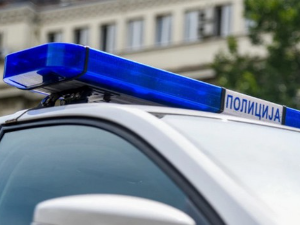 Мушкарац у Раковици прети бомбом, полиција на терену