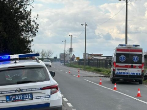 Аутомобил слетео с пута и преврнуо се на кров у близини Малче, четворо повређено