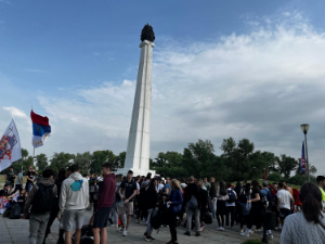 Средњошколци из Зрењанина и Београда кренули пешке према Новом Саду, у Крагујевцу свечани дочек за бициклисте