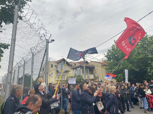 Протест испред Централног затвора у Београду; студенти пешаци стигли у Суботицу
