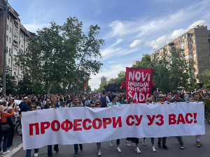 Протест испред просторија СНС-а у Новом Саду, осми дан блокаде суда и тужилаштва у том граду