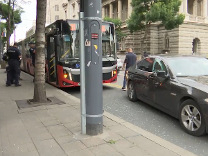 Судар аутобуса и аутомобила у центру Београда -  деветоро повређено, троје деце превезено у Тиршову 