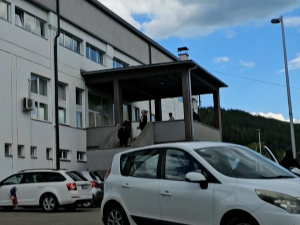 Полиција у спортској хали у Лепосавићу; Тодић: Међународна заједница немо посматра тихи егзодус на КиМ