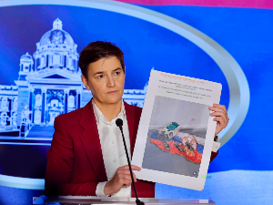 Брнабић: При уласку у блокирани СКЦ посетиоци морали да обришу ноге заставом Србије