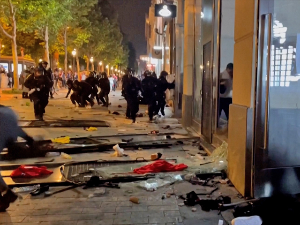 Хаос у Паризу током прославе титуле - два навијача погинула, полицајац у коми, ухапшено 559 особа 