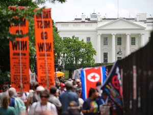 Масовни протести против Трампа – рођенданска "честитка" за предсeдника САД