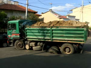 Камион пропао кроз асфалт у београдској улици Господара Вучића