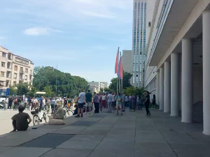 Протест испред Бановине у Новом Саду због доласка министра Дејана Вука Станковића