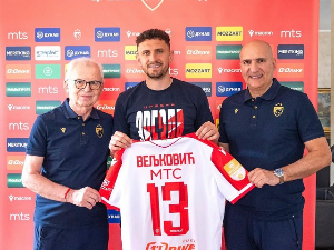 Вељковић званично представљен у црвено-белом дресу