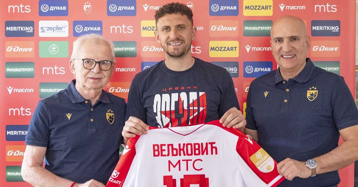 Вељковић званично представљен у црвено-белом дресу (ФК Црвена звезда) Вељковић званично представљен у црвено-белом дресу