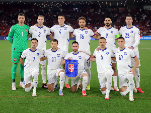 Србија контролише игру на средини терена, без конкретне прилике