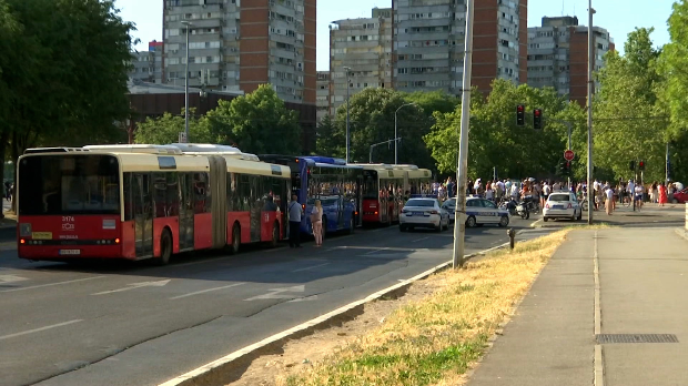 Повремене блокаде улица у Београду, у осталим градовима саобраћајнице углавном проходне