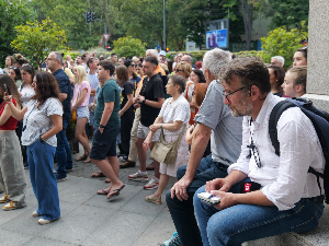 Протести у више градова, блокада раскрснице испред Правног факултета у Београду