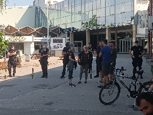 Други дан испитног рока на Новосадском сајму, полиција обезбеђује улаз