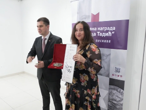 Награда „Новица Тадић“ у рукама песникиње Ирене Плаовић