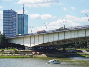 Сунчано и топло, само понегде краткотрајна киша